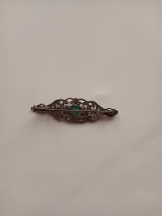 Broche antiguo con piedra verde