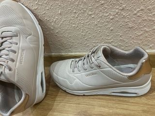 Skechers Mujer Beige y Dorado