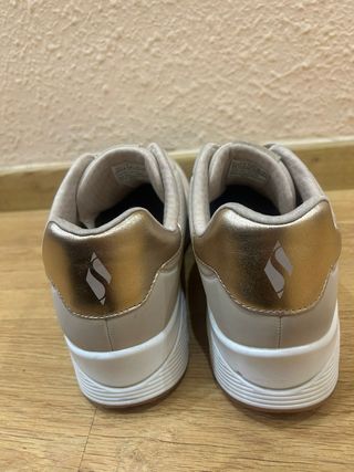 Skechers Mujer Beige y Dorado