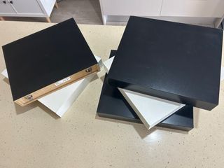 Estanterías Negras y Blancas