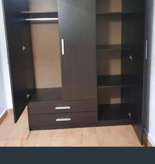 Armario de madera marrón