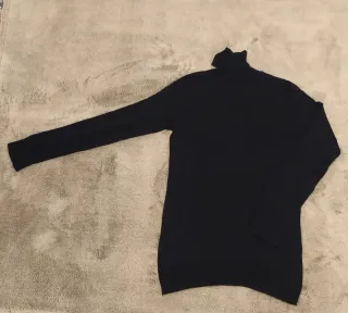 Jersey negro cuello alto