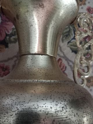 Jarrón antiguo dorado con asas