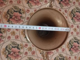 Jarrón antiguo dorado con asas