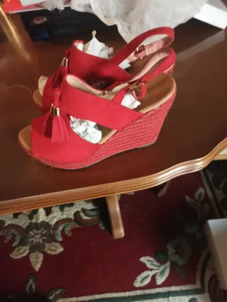Zapatos de cuña rojos con flecos