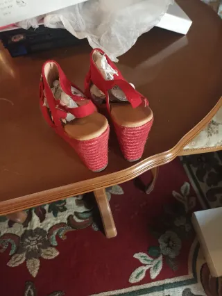 Zapatos de cuña rojos con flecos