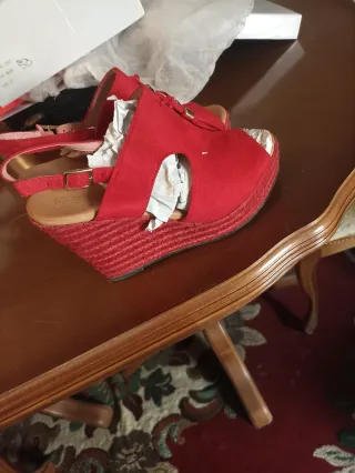Zapatos de cuña rojos con flecos
