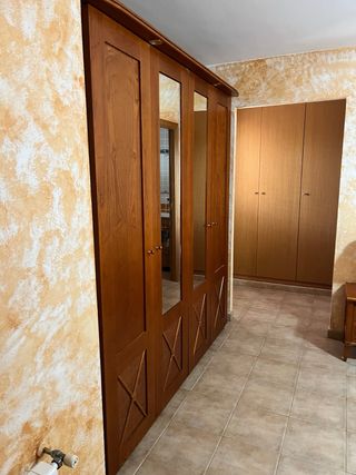 Armario de madera con mimbre