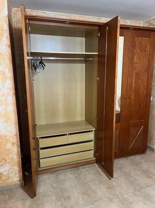 Armario de madera con mimbre