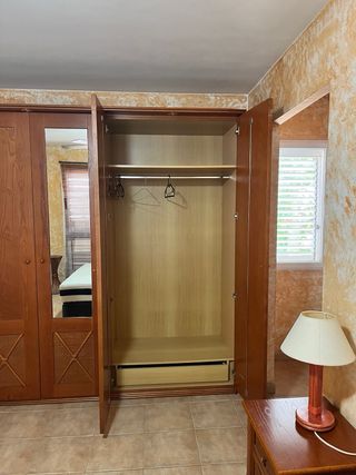 Armario de madera con mimbre