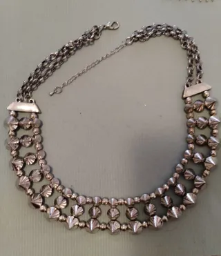 Colar prateado com picos