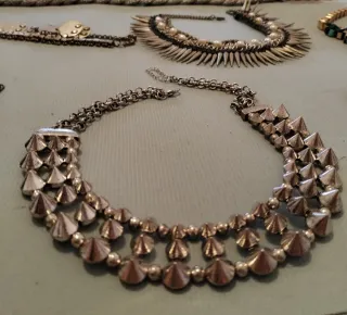 Colar prateado com picos