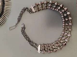 Colar prateado com picos