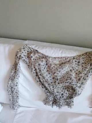 Camisa escote asimétrico estampado