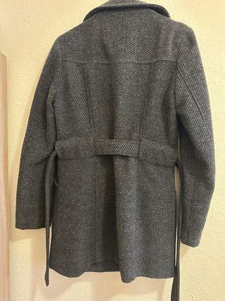 Abrigo gris con cinturón