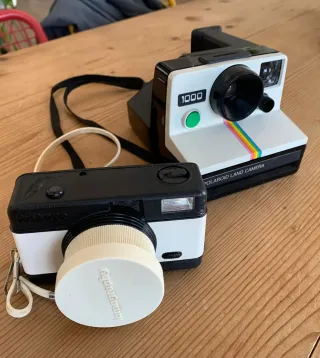 Confezione di due fotocamere: Polaroid 1000 e Lomography 35 mm