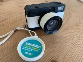 Confezione di due fotocamere: Polaroid 1000 e Lomography 35 mm