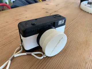 Confezione di due fotocamere: Polaroid 1000 e Lomography 35 mm