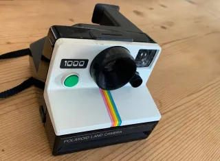 Confezione di due fotocamere: Polaroid 1000 e Lomography 35 mm