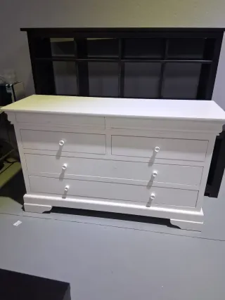 Cómoda blanca de madera