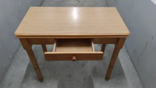 Mesa auxiliar de madera con cajón