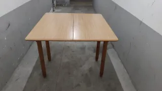 Mesa auxiliar de madera con cajón