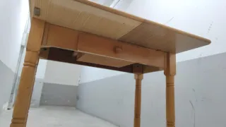 Mesa auxiliar de madera con cajón