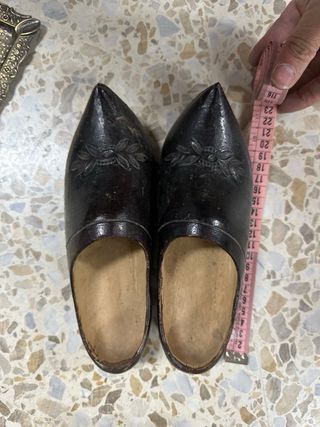 Zuecos de madera negros y marrones