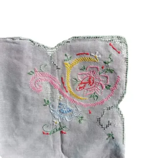 2 pañuelos señora bordados con vainica. Antiguos