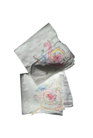 2 pañuelos señora bordados con vainica. Antiguos