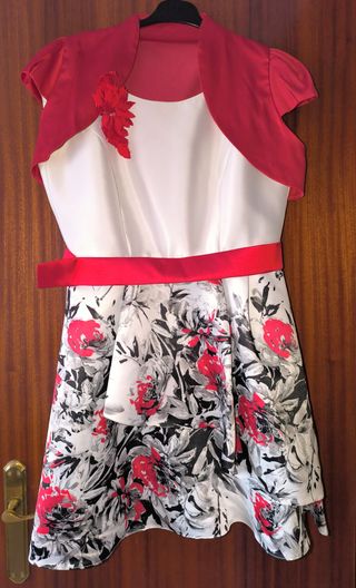 Vestido elegante con chaqueta roja.