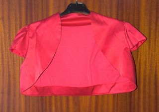 Vestido elegante con chaqueta roja.