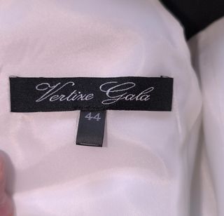 Vestido elegante con chaqueta roja.