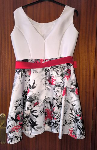 Vestido elegante con chaqueta roja.