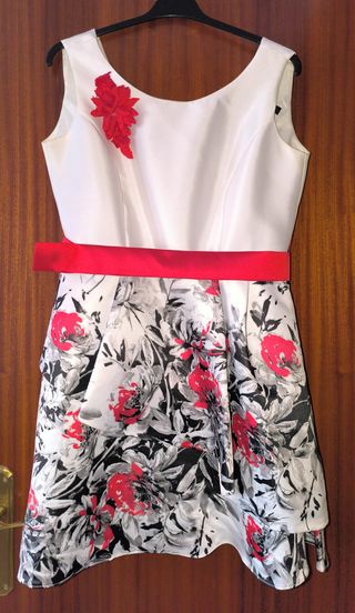 Vestido elegante con chaqueta roja.