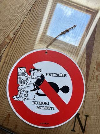 Cartello Evitare Rumori Molesti divertente