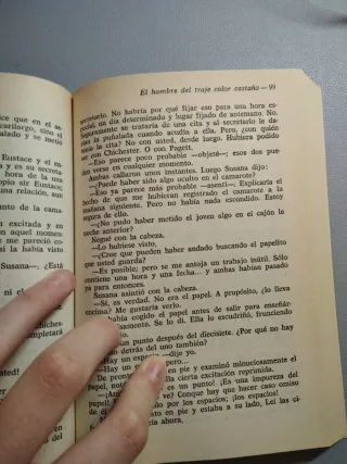 Hombre del Traje Color Castaño