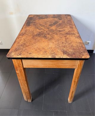 Mesa rústica de madera