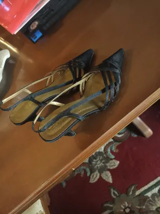 Zapatos de tacón negros y dorados