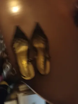 Zapatos de tacón negros y dorados