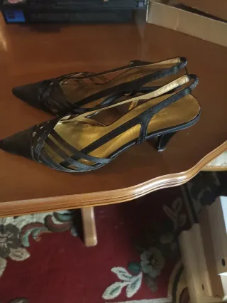 Zapatos de tacón negros y dorados