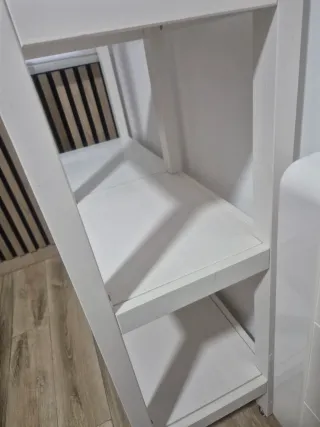 Armario abierto madera blanco. Añadida una balda