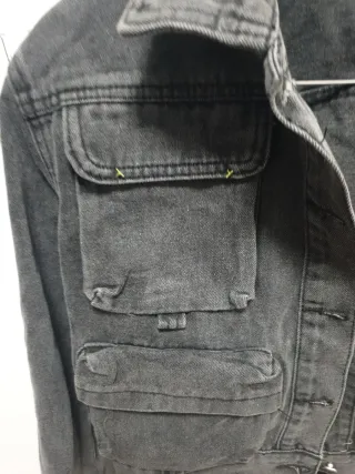 Cazadora vaquera gris muy oscura. Parece negra