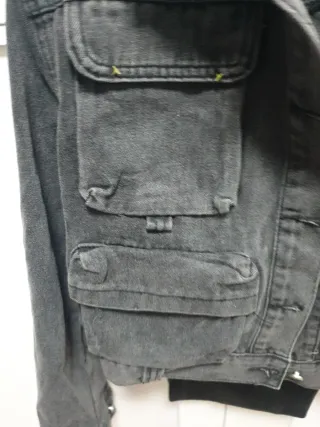 Cazadora vaquera gris muy oscura. Parece negra