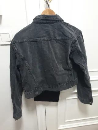 Cazadora vaquera gris muy oscura. Parece negra