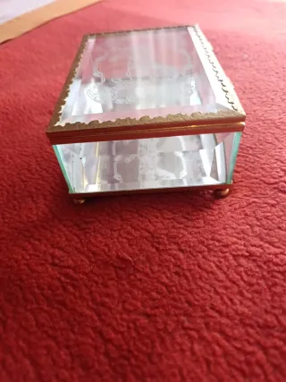 Joyero de cristal con detalles dorados