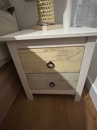 Cómoda de madera y mimbre