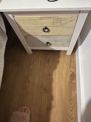 Cómoda de madera y mimbre