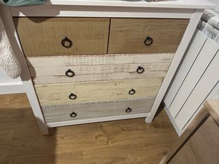 Cómoda de madera y mimbre