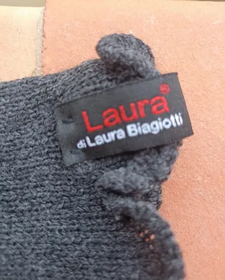 Guanti lunghi grigi in maglia.